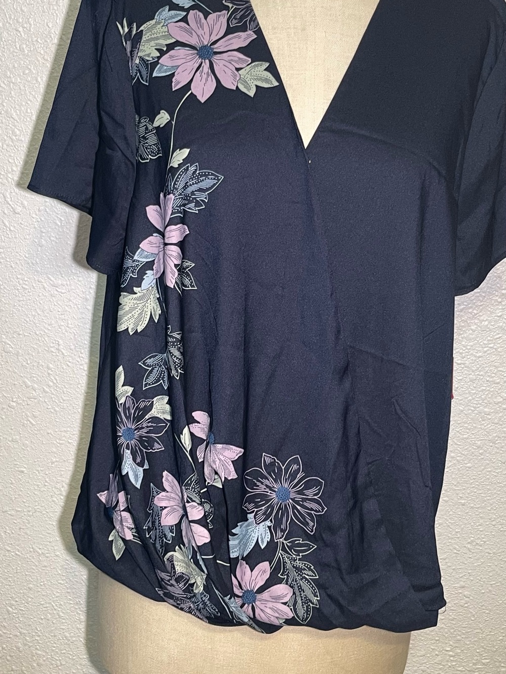 Vince Camuto Women’s Navy Floral Surplice Short Sleeve Top size XL - Picture 4 of 6